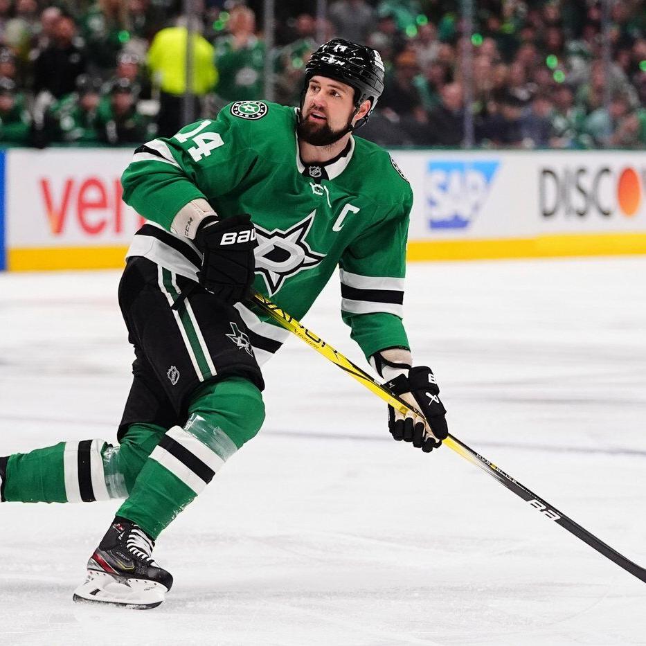 Dallas Stars captain Jamie Benn signs a 1-year deal to stay with his only NHL team